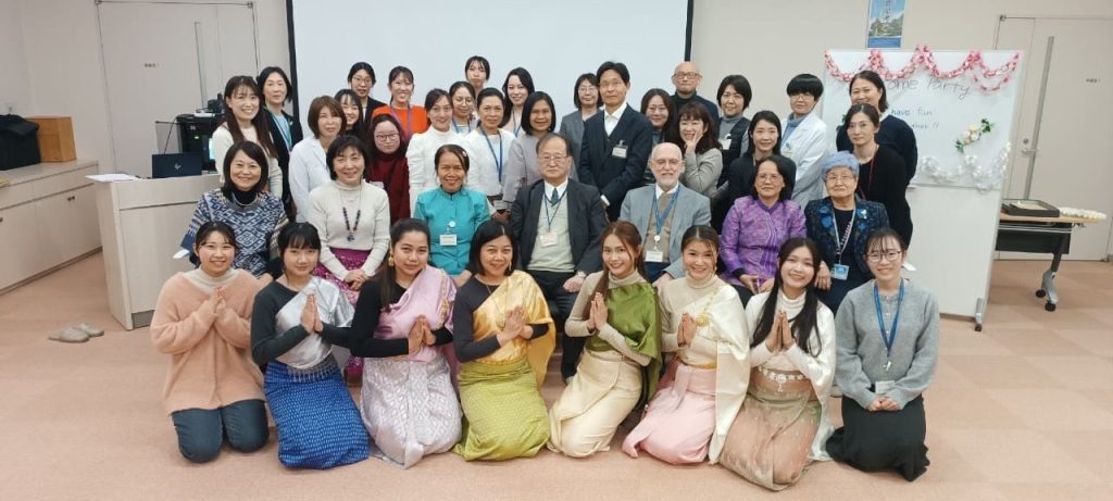 โครงการเวทีแลกเปลี่ยนเรียนรู้ทางด้านวิชาการ วิจัยและศิลปวัฒนธรรมระหว่างคณะพยาบาลศาสตร์มหาวิทยาลัยมหาสารคามกับ College of Nursing, Aichi Medical University ประเทศญี่ปุ่น ระหว่างวันที่ 23 กุมภาพันธ์ - 2 มีนาคม 2568 รองศาสตราจารย์ ดร.จารุวรรณ ก้าวหน้าไกล คณบดีคณะพยาบาลศาสตร์ พร้อมด้วยผู้เชี่ยวชาญ Assoc.Prof. Dr. Andrew C.Mills คณาจารย์ ผศ.ดร.นงเยาว์ มีเทียน ผศ.ดร.กชพร สิงหะหล้า ผศ.ดร.ศิริรัตน์ ศรีโพลา และ อาจารย์เลอลักษณ์ แทนเกษม นิสิตหลักสูตรพยาบาลศาสตรมหาบัณฑิต น.ส.ลัดดาวัลย์ ขูลิลัง สาขาการพยาบาลผู้ใหญ่และผู้สูงอายุ น.ส.ภควดี เรืองสา สาขาการพยาบาลจิตเวชและสุขภาพจิต น.ส.ธัญญลักษณ์ สีทองภาพ สาขาการผดุงครรภ์ และนิสิตหลักสูตรพยาบาลศาสตรบัณฑิต น.ส. วชิรญาณ์ บุตรมาตย์ น.ส.ปภาดา เนื่องวงษา และน.ส.ภัทราพร เถรี ได้เดินทางไปแลกเปลี่ยนทางด้านวิชาการ การวิจัยและศิลปะวัฒนธรรม ภายใต้โครงการเวทีแลกเปลี่ยนเรียนรู้ทางด้านวิชาการ วิจัยและศิลปวัฒนธรรมระหว่างคณะพยาบาลศาสตร์มหาวิทยาลัยมหาสารคามกับ College of Nursing, Aichi Medical University ประเทศญี่ปุ่น โดยมีการแลกเปลี่ยนทางด้านความร่วมมือในการวิจัย การแลกเปลี่ยนด้านวิชาการ การนำเสนอผลงานวิจัยซึ่งเป็นส่วนหนึ่งของการศึกษาของนิสิตระดับปริญญาโททั้ง 3 สาขา การศึกษาดูงานด้านในสถาบันการดูแลสุขภาพของประเทศญี่ปุ่น รวมถึงกิจกรรมการแลกเปลี่ยนทางด้านศิลปวัฒนธรรม ซึ่งก่อให้เกิดการร่วมมือเพื่อพัฒนาความเข้มแข็งทางด้านการวิจัย วิชาการ การเรียนการสอนและศิลปวัฒนธรรมของทั้งสองสถาบันอย่างต่อเนื่องต่อไป