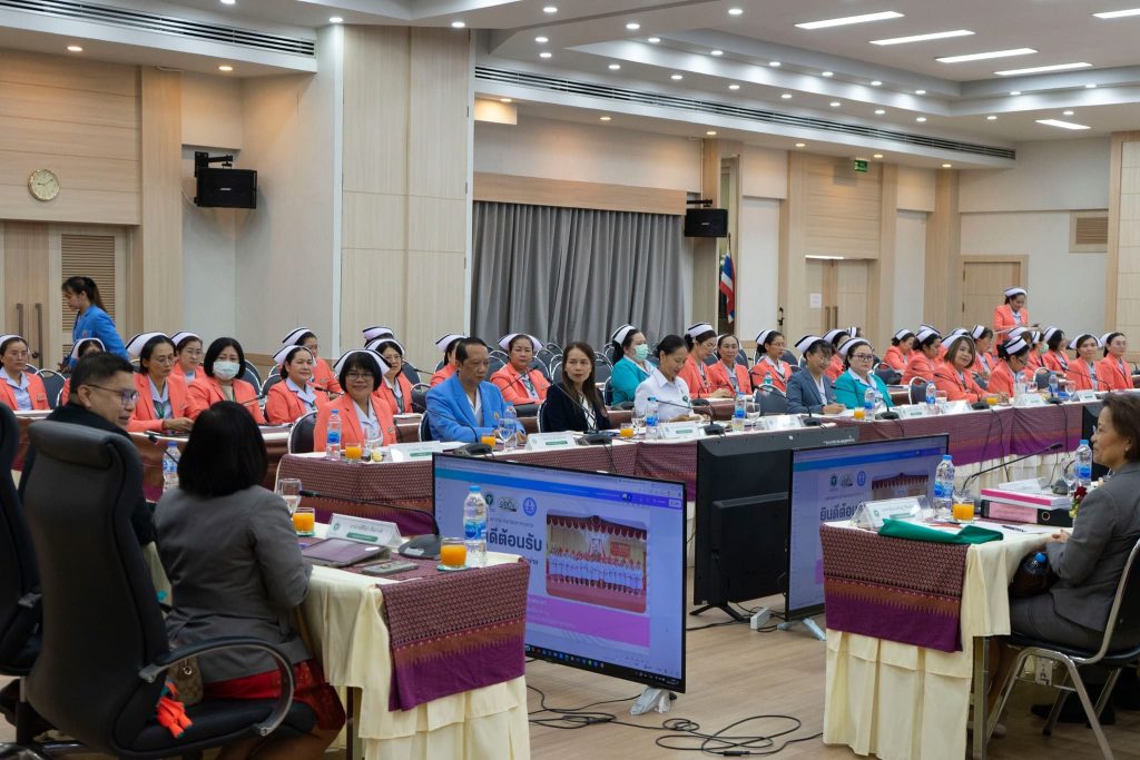 รองศาสตราจารย์ ดร.จารุวรรณ ก้าวหน้าไกล คณบดีคณะพยาบาลศาสตร์ มหาวิทยาลัยมหาสารคาม เข้าร่วมรับการติดตามและประเมินผลการดำเนินงานของเครือข่ายผู้แทนสภาการพยาบาลคุณภาพ ในฐานะผู้แทนสภาการพยาบาลจังหวัดมหาสารคาม ณ ห้องประชุมโรงพยาบาลมหาสารคาม