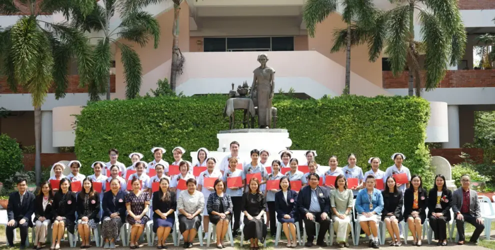 คณะพยาบาลศาสตร์ มหาวิทยาลัยมหาสารคาม จัดพิธีมอบใบประกาศนียบัตรแก่ผู้เข้าร่วมการอบรม “โครงการหลักสูตรระยะสั้น สาขาเวชปฏิบัติทางตา และบริหารการพยาบาล (พยาบาลพี่เลี้ยง) รุ่นที่ 1” ภายหลังเสร็จสิ้นการดำเนินโครงการอย่างสมบูรณ์ โดยได้รับเกียรติจาก รองศาสตราจารย์ ดร.จารุวรรณ ก้าวหน้าไกล คณบดีคณะพยาบาลศาสตร์ เป็นประธานในพิธีปิดโครงการ พร้อมมอบใบประกาศนียบัตรแก่ผู้ผ่านการอบรม โครงการดังกล่าวจัดขึ้นระหว่างวันที่ 26 มีนาคม ถึงวันที่ 10 เมษายน 2569 โดยมีวัตถุประสงค์เพื่อพัฒนาศักยภาพพยาบาลพี่เลี้ยงให้มีความรู้ ความเชี่ยวชาญด้านเวชปฏิบัติทางตา ควบคู่กับการเสริมสร้างทักษะด้านการบริหารจัดการทางการพยาบาล และการถ่ายทอดองค์ความรู้แก่บุคลากรในทีมสุขภาพอย่างมีประสิทธิภาพ อันจะช่วยยกระดับคุณภาพการดูแลผู้ป่วยและการพัฒนาบุคลากรทางการพยาบาลในองค์กร ตลอดระยะเวลาการอบรม ผู้เข้าร่วมโครงการได้รับการถ่ายทอดองค์ความรู้ทั้งภาคทฤษฎีและภาคปฏิบัติจากวิทยากรผู้ทรงคุณวุฒิ รวมถึงการฝึกทักษะในบทบาทพยาบาลพี่เลี้ยง การให้คำปรึกษา และการแลกเปลี่ยนประสบการณ์ที่เป็นประโยชน์ ซึ่งสามารถนำไปประยุกต์ใช้ในการปฏิบัติงานจริงได้อย่างมีประสิทธิภาพ บัดนี้ โครงการได้ดำเนินการเสร็จสิ้นเป็นที่เรียบร้อย ผู้เข้าร่วมอบรมทุกท่านผ่านเกณฑ์การประเมินตามที่กำหนด และพร้อมที่จะนำองค์ความรู้ไปพัฒนางานในบทบาทพยาบาลพี่เลี้ยง อันจะก่อให้เกิดประโยชน์ต่อหน่วยงานและระบบบริการสุขภาพโดยรวมต่อไป